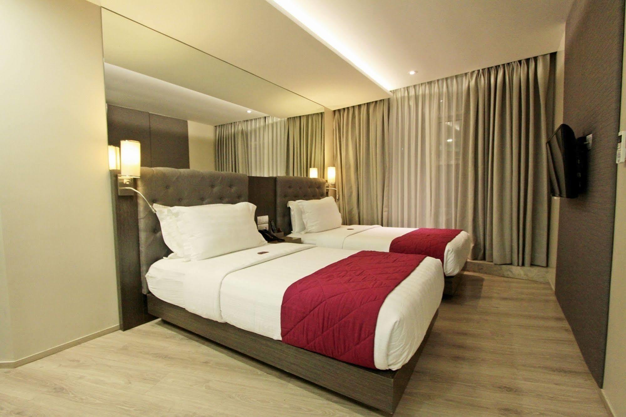 Hotel Xyz Tacloban Bagian luar foto